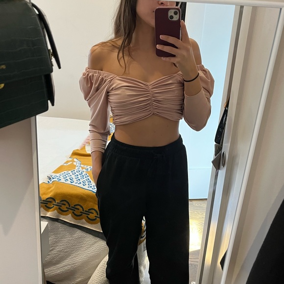 Pink crop top
Only wore it once!
By Leonor Rincon, a Colombian brand. - Picture 2 of 7